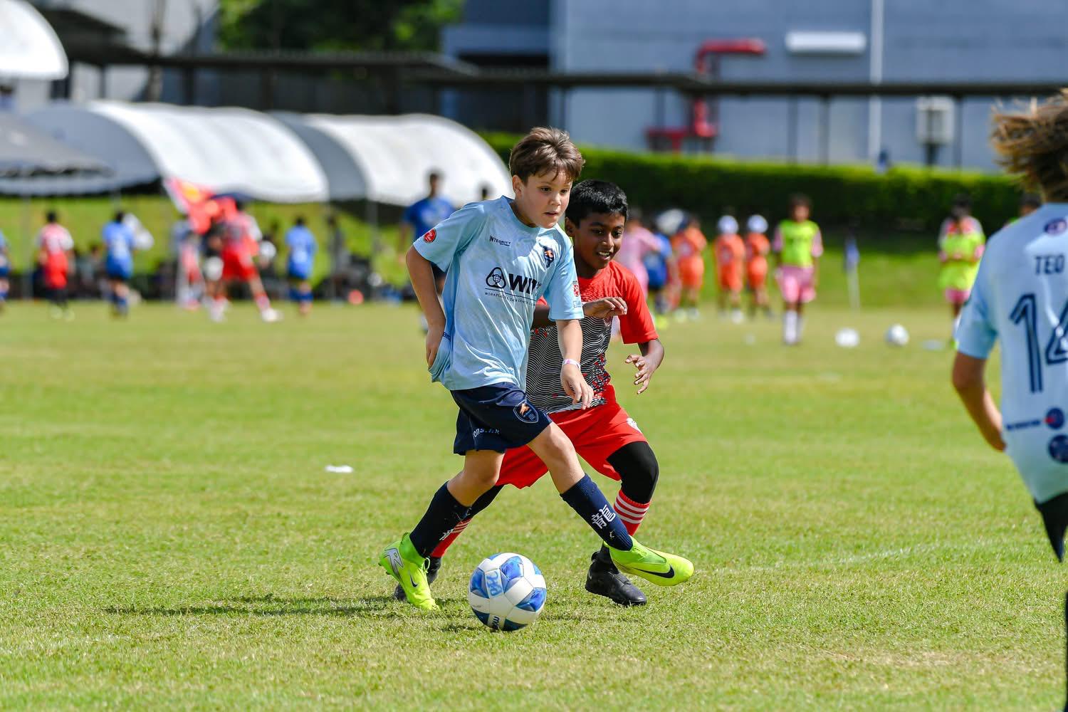 A Dragons player bursting through midfield