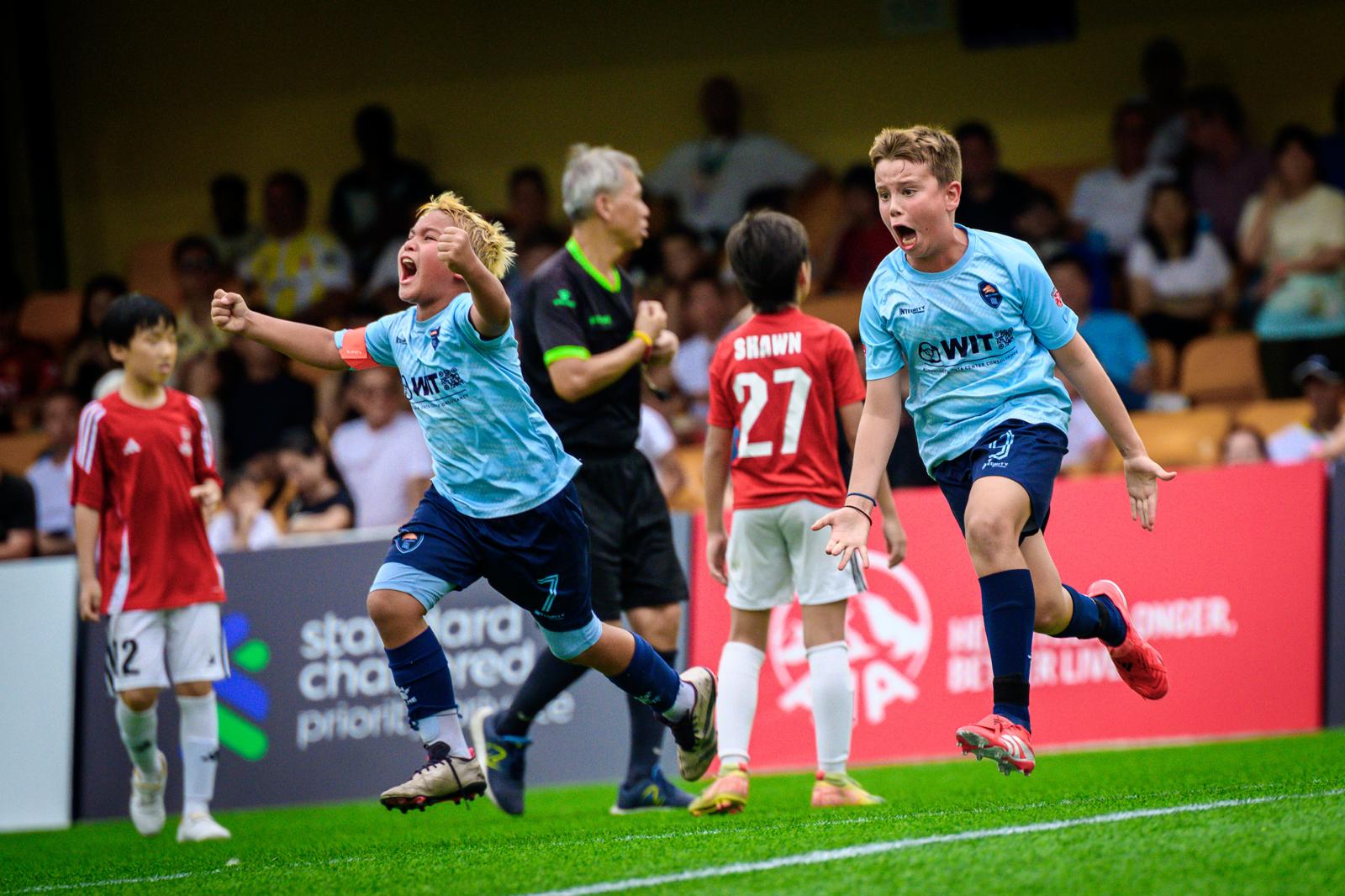 Dragons players chasing down an opponent in red